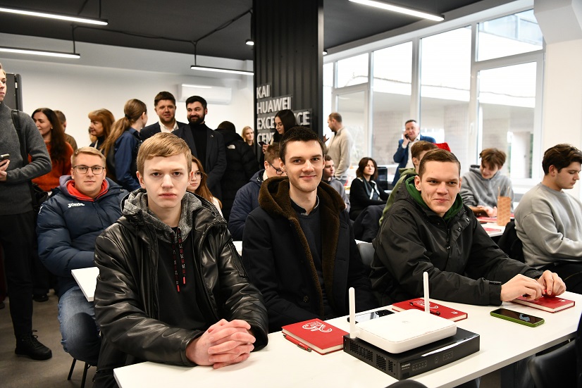 Розпочав роботу KAI Huawei Excellence Center